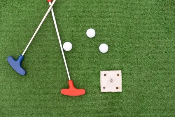 Palos y bolas de golf listas para usarse después de la instalación de pasto